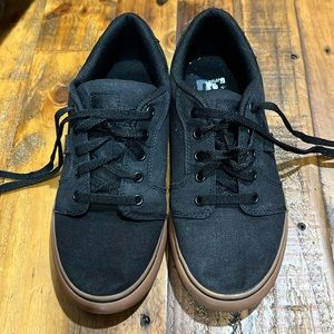 DC boys sneakers 👟